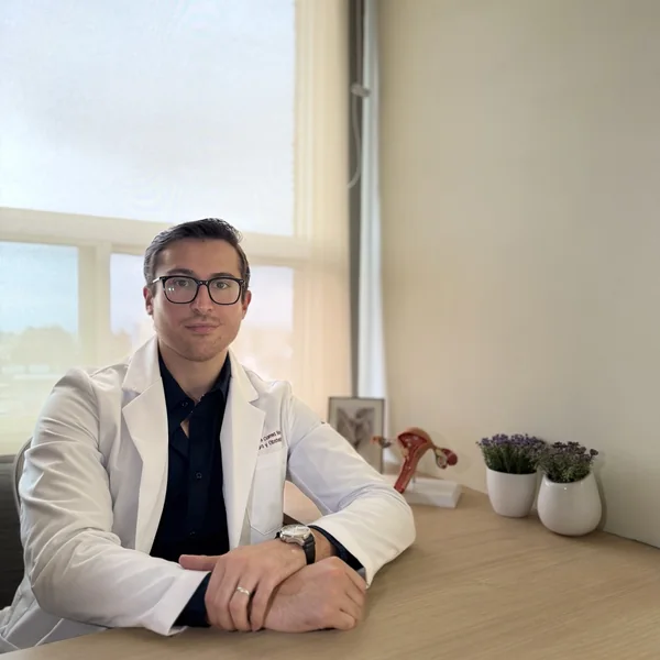 Área de consulta y escritorio del Dr. Correa en Médica Árbol de la Vida
